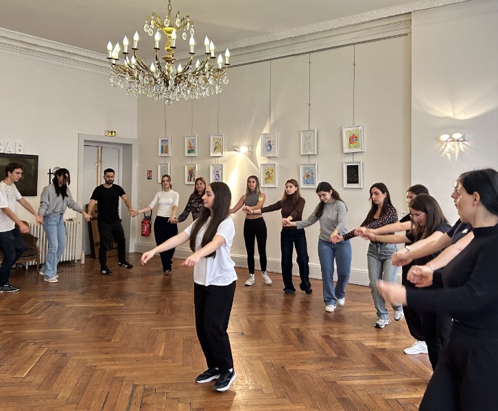 Les masterclass de danse traditionnelle arménienne continuent à Lyon avec un tout nouveau programme et de nouvelles danses ! 🎉
