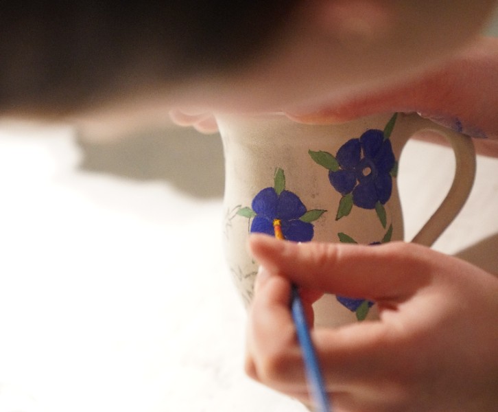 Atelier de décoration sur céramique : Entre tradition et créativité