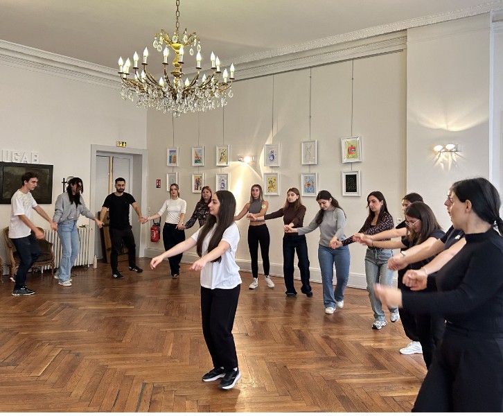 Les masterclass de danse traditionnelle arménienne continuent à Lyon avec un tout nouveau programme et de nouvelles danses ! 🎉
