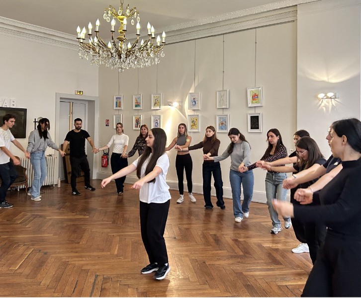 Les masterclass de danse traditionnelle arménienne continuent à Lyon avec un tout nouveau programme et de nouvelles danses 🎉