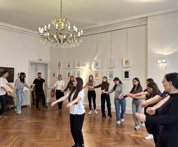 Les masterclass de danse traditionnelle arménienne sont de retour à Lyon avec un tout nouveau programme et de nouvelles danses ! 🎉