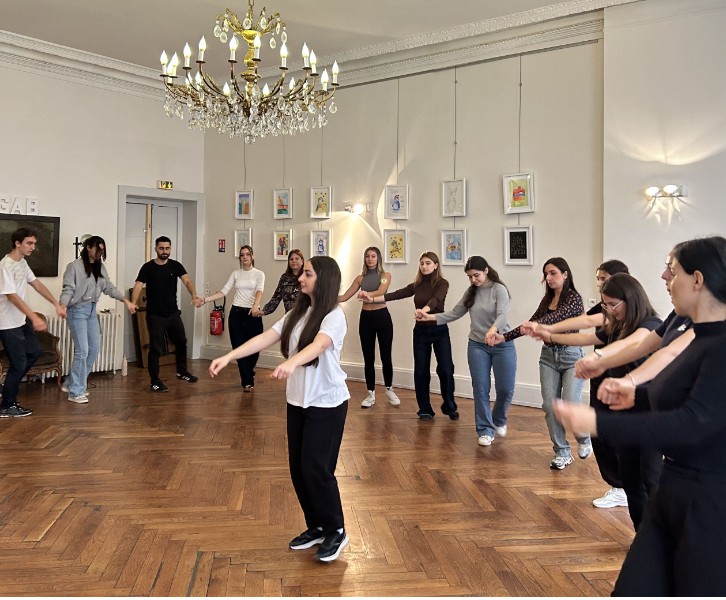 Les masterclass de danse traditionnelle arménienne continuent à Lyon avec un tout nouveau programme et de nouvelles danses ! 🎉