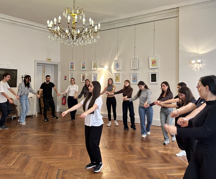Les masterclass de danse traditionnelle arménienne continuent à Lyon avec un tout nouveau programme et de nouvelles danses ! 🎉