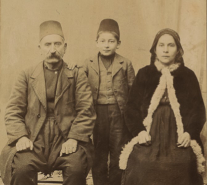 Portraits of Unbelonging: Photography, Nationality, Mobility (Zeynep Gürsel)