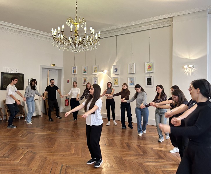 Les masterclass de danse traditionnelle arménienne sont de retour à Lyon avec un tout nouveau programme ! 🎉