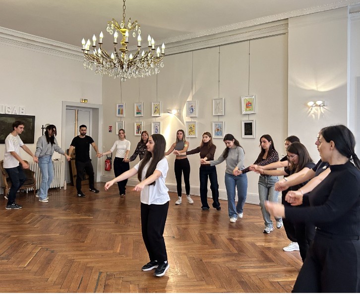 Les masterclass de danse traditionnelle arménienne continuent à Lyon avec un tout nouveau programme et de nouvelles danses ! 🎉