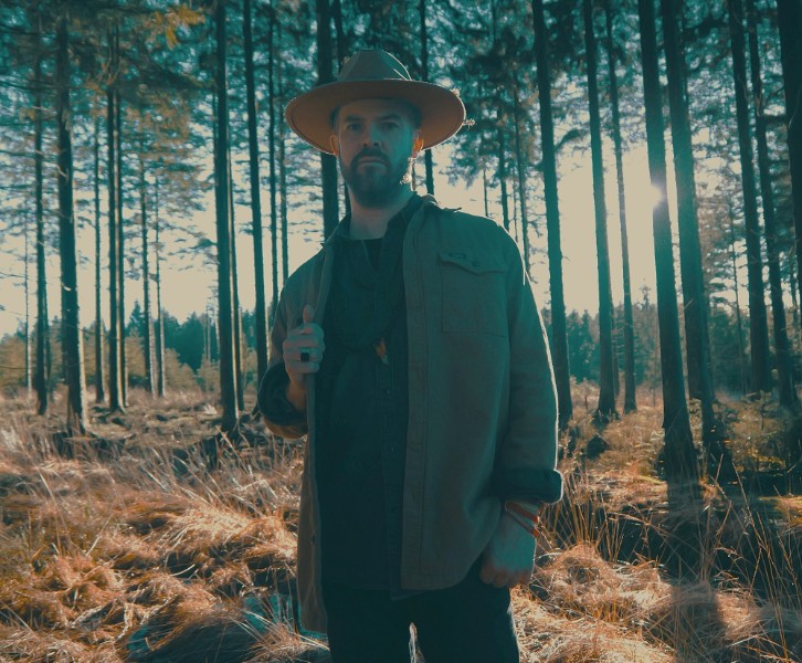 Sortie d'album du chanteur arménien Besac-Arthur