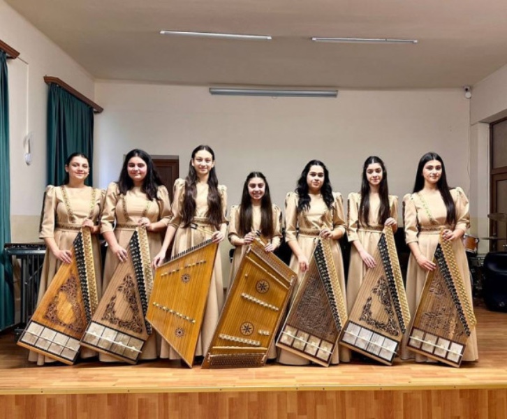 „Ruf der Seele“ – ein Konzert der Schülerinnen der Alexej-Hekimian-Musikschule aus Jerewan. Mit Saiteninstrumenten widmen sie sich der geistlichen Musik.